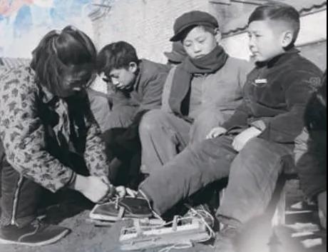 上世紀50年代，孩子們在穿木板冰鞋。(圖源：北京日報)