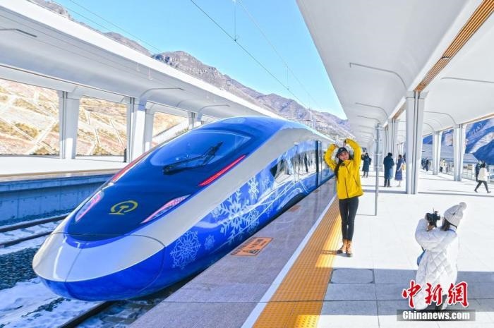 1月12日，河北省張家口市崇禮區(qū)，路側(cè)矗立的北京冬奧會(huì)標(biāo)志。崇禮11日迎來(lái)降雪，雪后的崇禮冬奧氛圍濃。 <a target='_blank' href='/'>中新社</a>記者 賈天勇 攝