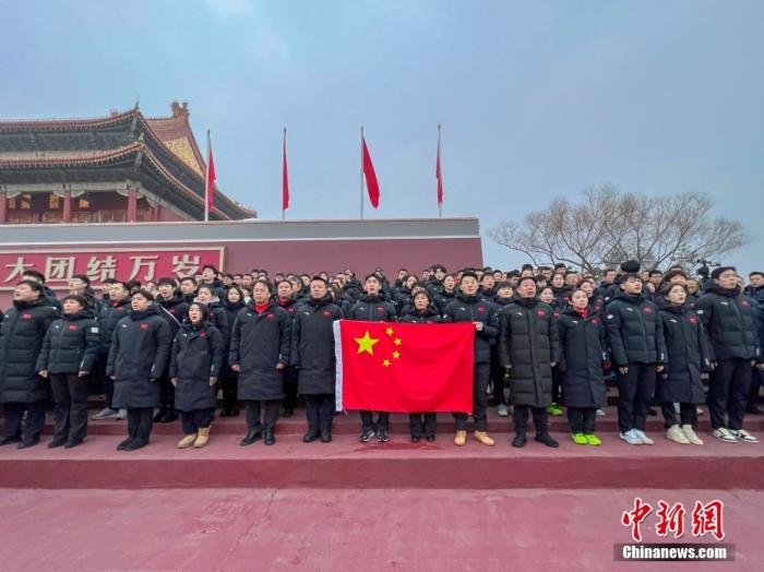 1月25日，北京冬奧會(huì)中國體育代表團(tuán)部分成員來到天安門廣場觀看升國旗儀式，并宣誓出征。圖為中國體育代表團(tuán)部分成員宣誓出征北京冬奧會(huì)。 <a target='_blank' href='/'>中新社</a>發(fā) 國家體育總局冬季運(yùn)動(dòng)管理中心 供圖