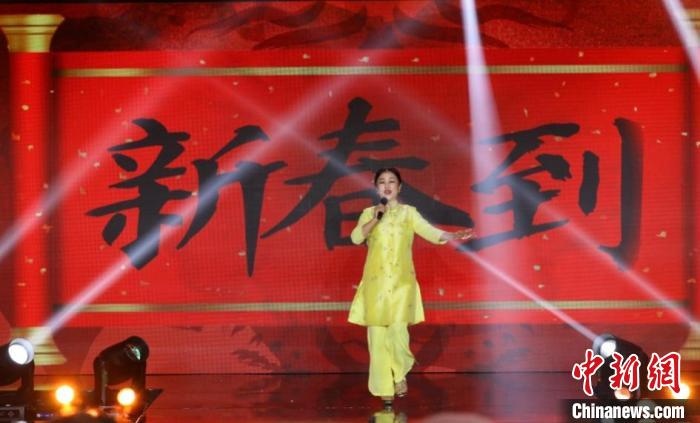 朱明瑛演唱《新春到》?！”本┟裾块T供圖