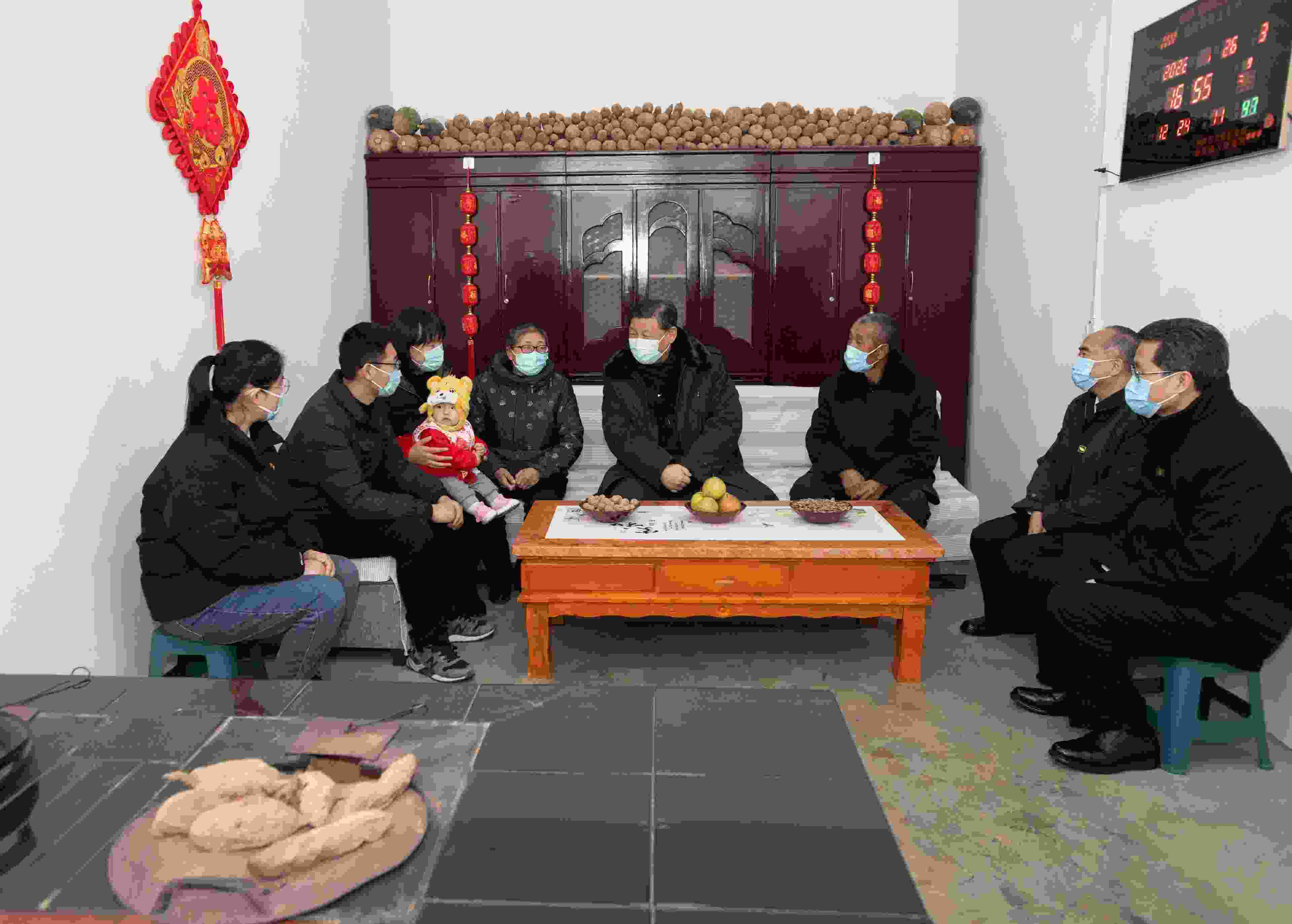 △2022年1月26日，中共中央總書記、國家主席、中央軍委主席習(xí)近平在臨汾市汾西縣僧念鎮(zhèn)段村同村民蔡文明一家親切交流。