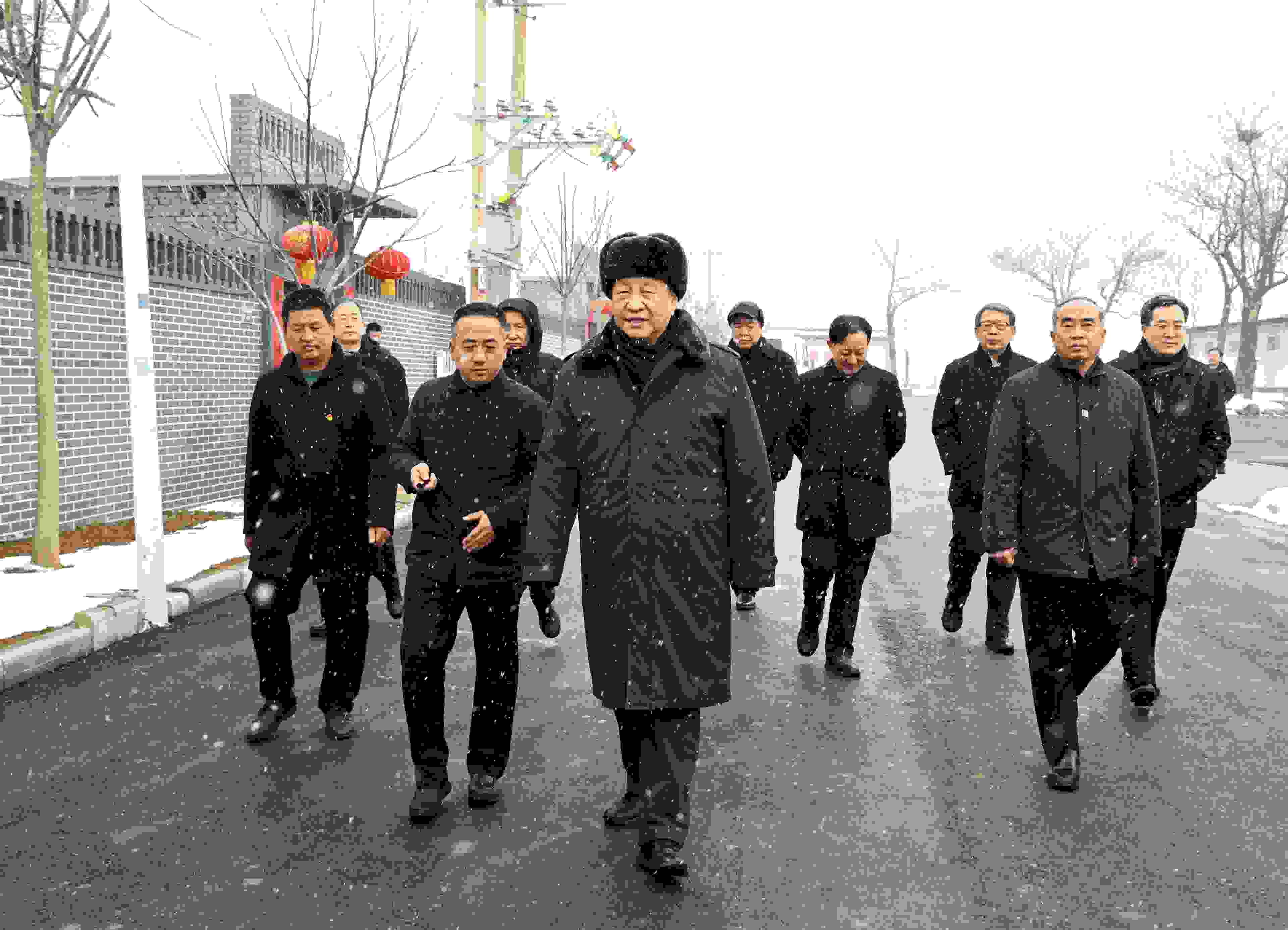 △2022年1月26日，中共中央總書記、國家主席、中央軍委主席習(xí)近平冒雪在臨汾市霍州市師莊鄉(xiāng)馮南垣村考察。