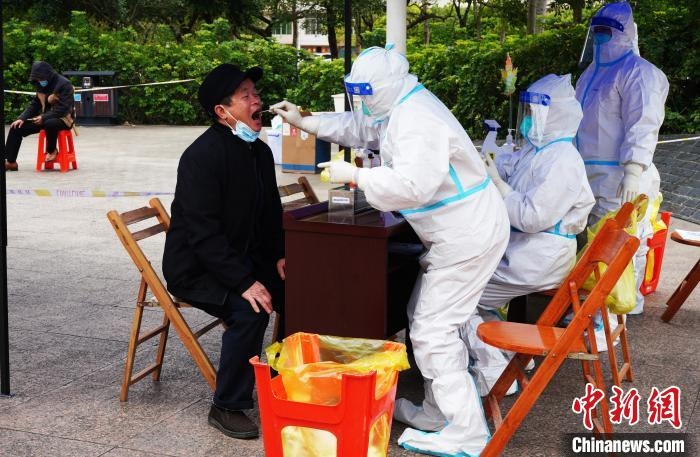 圖為德?？h組織民眾接受核酸檢測?！〉卤？h融媒體中心供圖