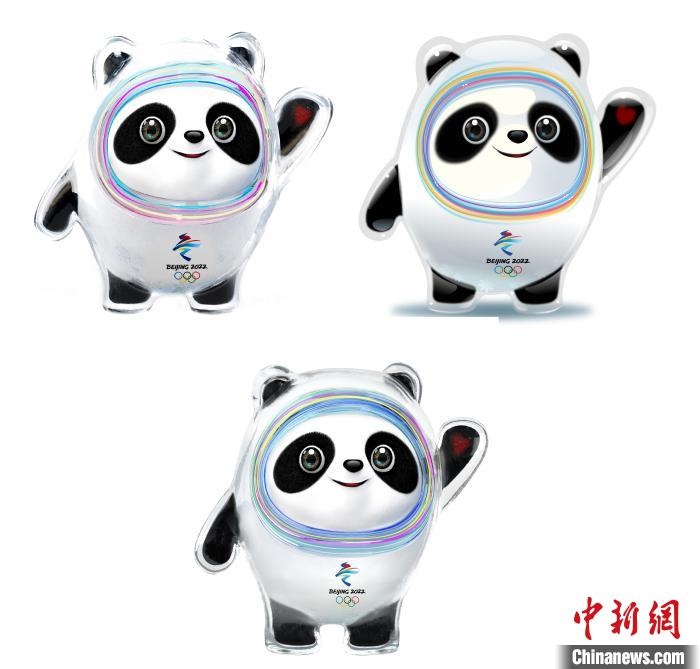 設(shè)計(jì)團(tuán)隊(duì)將“冰絲帶”的形象引入大熊貓后逐漸成型。上方兩個(gè)形象還是外八字腳，下方形象為最終定稿。　劉平云供圖
