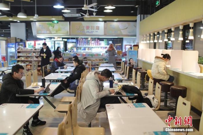 資料圖：考研學生在食堂內(nèi)復習。 泱波 攝