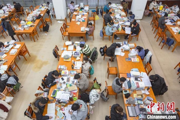 資料圖：南昌大學圖書館自習室內(nèi)，考生正在緊張復習?！⒘?攝