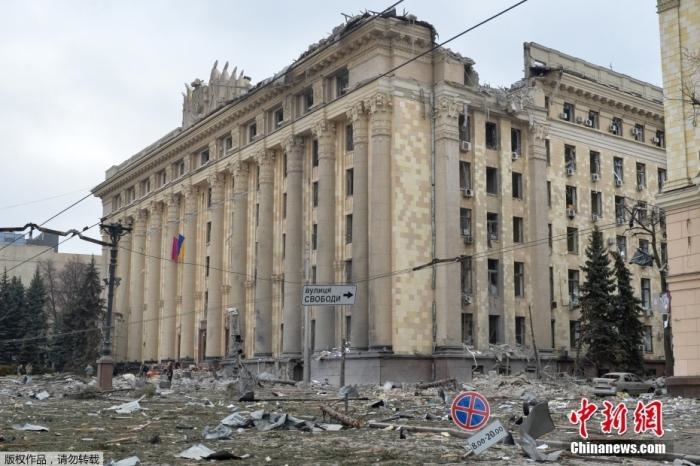 當(dāng)?shù)貢r間3月1日，烏克蘭哈爾科夫市中心的政府大樓廣場遭到炮擊。