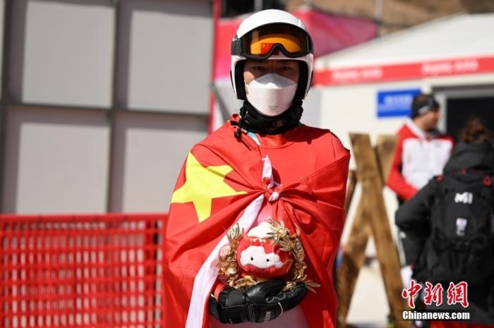 3月6日，中國選手梁景怡在賽后手捧吉祥物。當(dāng)日，北京2022年冬殘奧會殘奧高山滑雪男子超級大回轉(zhuǎn)-站姿決賽在國家高山滑雪中心舉行，中國選手梁景怡奪得冠軍。 <a target='_blank' href='/'>中新社</a>記者 劉冉陽 攝 　