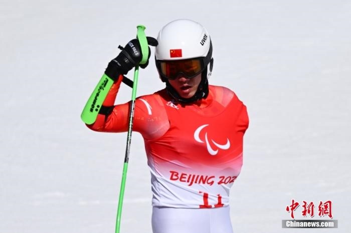 3月6日，中國選手梁景怡賽后慶祝勝利。當(dāng)日，北京2022年冬殘奧會殘奧高山滑雪男子超級大回轉(zhuǎn)-站姿決賽在國家高山滑雪中心舉行，中國選手梁景怡奪得冠軍。 <a target='_blank' href='/'>中新社</a>記者 劉冉陽 攝 　