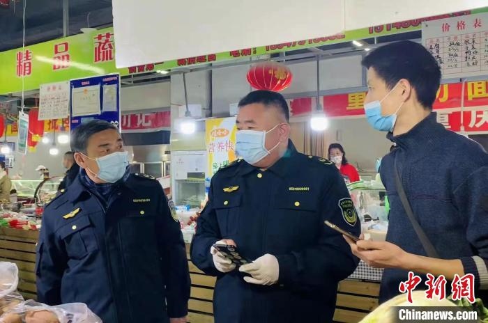 圖為執(zhí)法人員進(jìn)行調(diào)查?！±铈面谩z