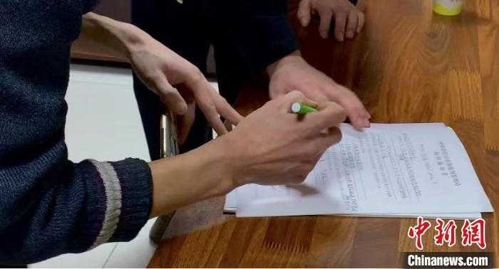 圖為現(xiàn)場(chǎng)下達(dá)詢問(wèn)通知書。　李婷婷 攝