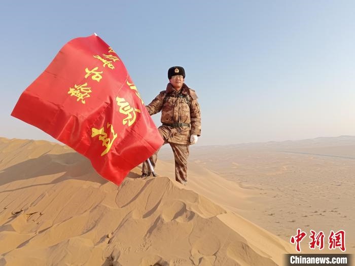 圖為在荒漠中駐守的謝寶民?！∈茉L者供圖