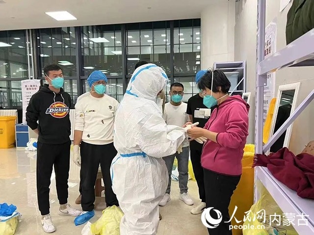 醫(yī)護人員正在方艙醫(yī)院工作。呼和浩特市第一醫(yī)院供圖