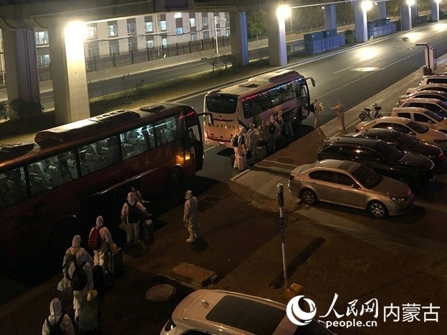 高校學(xué)生有序登車(chē)，前往隔離點(diǎn)。內(nèi)蒙古教育廳供圖