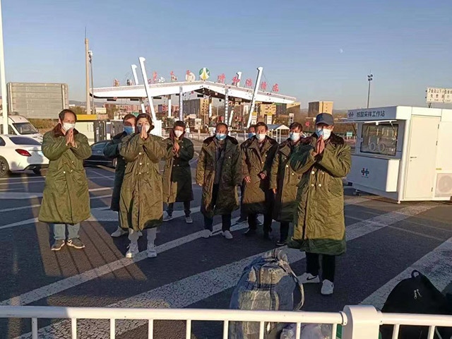 護送農(nóng)民工安全返鄉(xiāng)。賽罕區(qū)民政局供圖