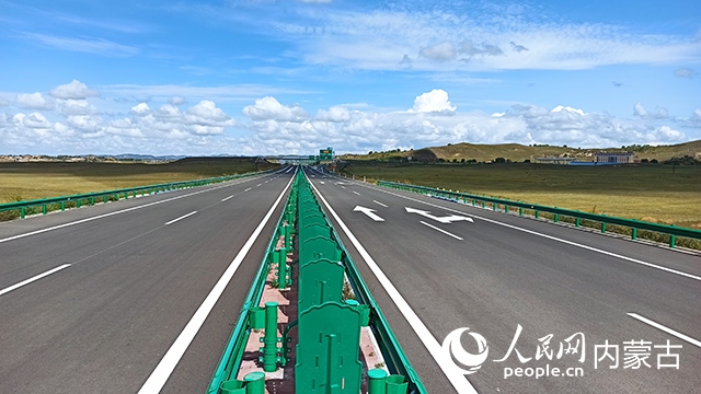 G1611經(jīng)棚至烏蘭布統(tǒng)高速公路項(xiàng)目。人民網(wǎng)記者 趙夢(mèng)月攝