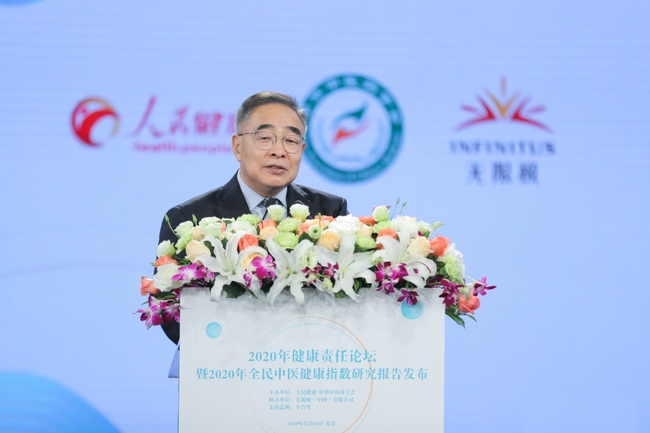 “人民英雄”國家榮譽(yù)稱號(hào)獲得者、中國工程院院士、天津中醫(yī)藥大學(xué)校長張伯禮圍繞中醫(yī)藥戰(zhàn)“疫”的經(jīng)驗(yàn)和貢獻(xiàn)進(jìn)行了主題演講.jpg