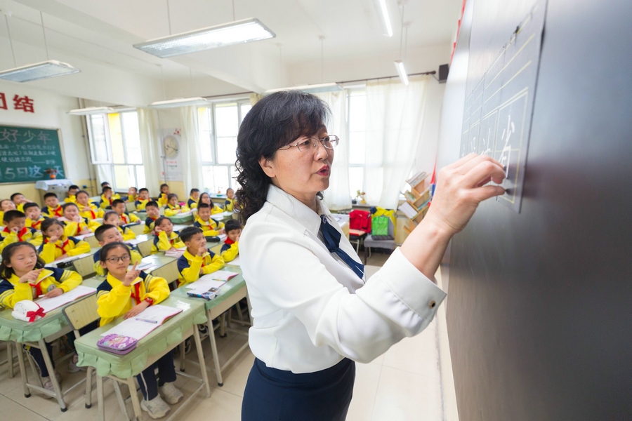 民族路小學(xué)（迎賓校區(qū)），語(yǔ)文老師燕凌云正在帶領(lǐng)同學(xué)們書寫漢字.jpg