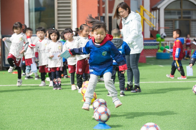 （1）幼兒園中班組5班第6小組設計的足球趣味游戲“袋鼠跳跳”設.jpg