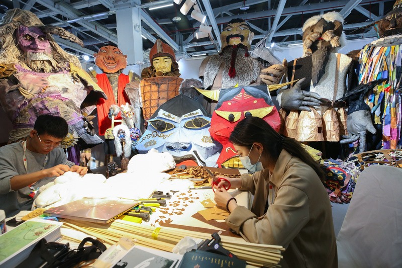5.烏蘭劇社戲劇創(chuàng)作實踐工作坊，內(nèi)蒙古藝術(shù)學(xué)院學(xué)生現(xiàn)場制作相關(guān)道具.jpg