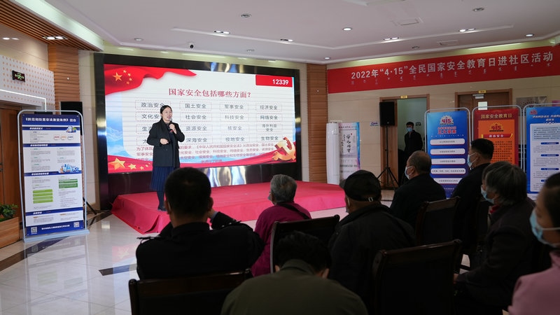 線下聯(lián)合各國家安全委員單位同步開展“國家安全進(jìn)社區(qū)”活動(dòng)，現(xiàn)場通過以國家安全知識問答為主線，穿插烏蘭牧騎演出、國家安全宣講、發(fā)放國家安全法律法規(guī)讀本等形式，圍繞什么是國家安全、國家安全包含哪些內(nèi)容、如何維護(hù)國家安全等方面，為社區(qū)老百姓開展宣傳宣講，同時(shí)作為現(xiàn)場“進(jìn)社區(qū)”活動(dòng)與線上直播活動(dòng)連線，把現(xiàn)場熱烈氣氛帶到網(wǎng)絡(luò)，與大家共同分享。 (4)_副本.jpg