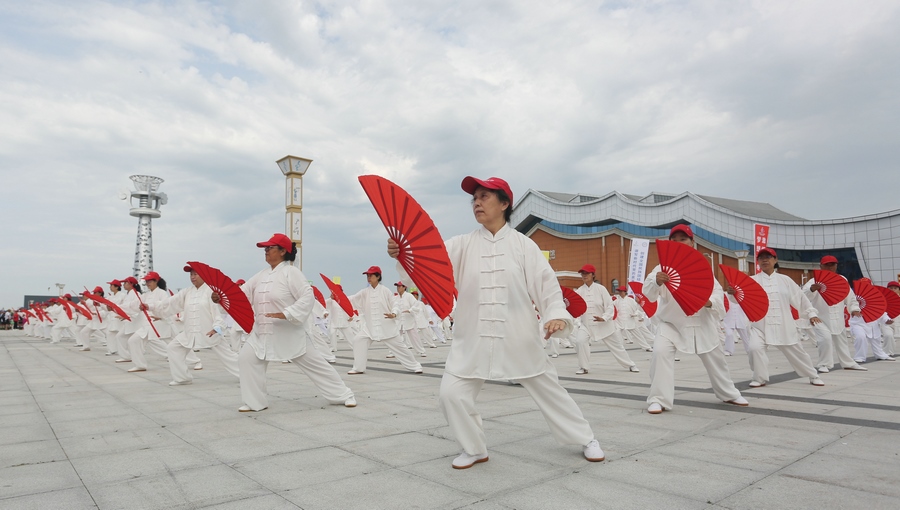 十四冬倒計(jì)時(shí)200天全面健身系列活動(dòng)啟動(dòng)儀式上的太極扇表演。（李峰 攝）.JPG