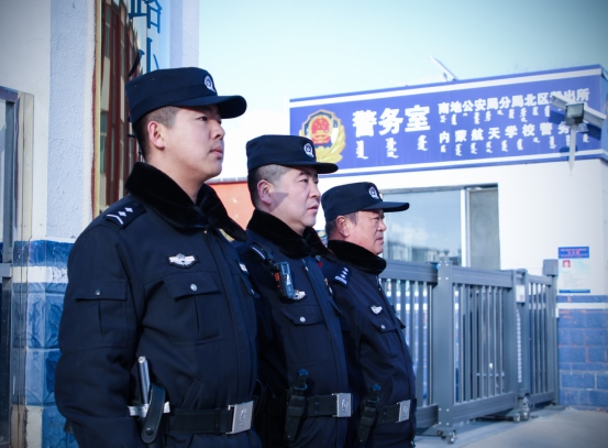 站好“護學(xué)崗”，守護“成長路”——南地公安持續(xù)開展護學(xué)行動214.png