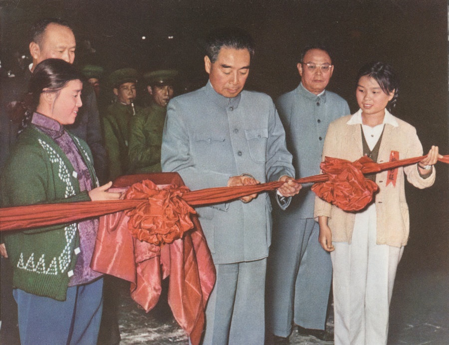 1959年10月15日，周恩來總理親自為包鋼一號高爐出鐵剪彩。.jpg