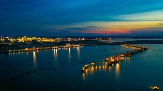 圖為中科煉化自建港口碼頭，30萬(wàn)噸級(jí)原油泊位
