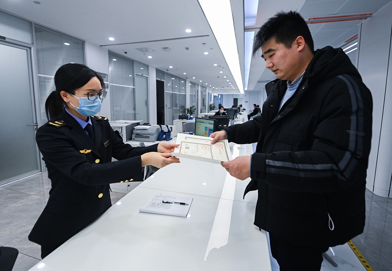 2023年2月8日，浙江省湖州市吳興區(qū)，企業(yè)負(fù)責(zé)人在中小微企業(yè)一站式服務(wù)平臺(tái)領(lǐng)取營業(yè)執(zhí)照。