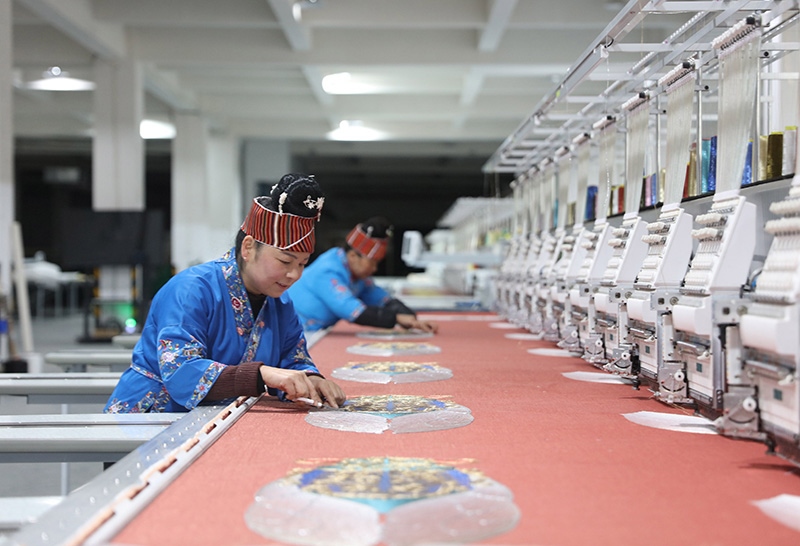 2023年2月13日，貴州省黔東南苗族侗族自治州施秉縣工業(yè)園區(qū)，工人在機(jī)繡車間作業(yè)。
