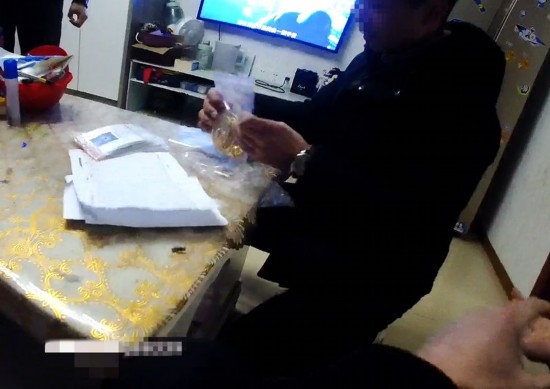失主對照清單清點黃金等貴重物品。資陽市公安供圖