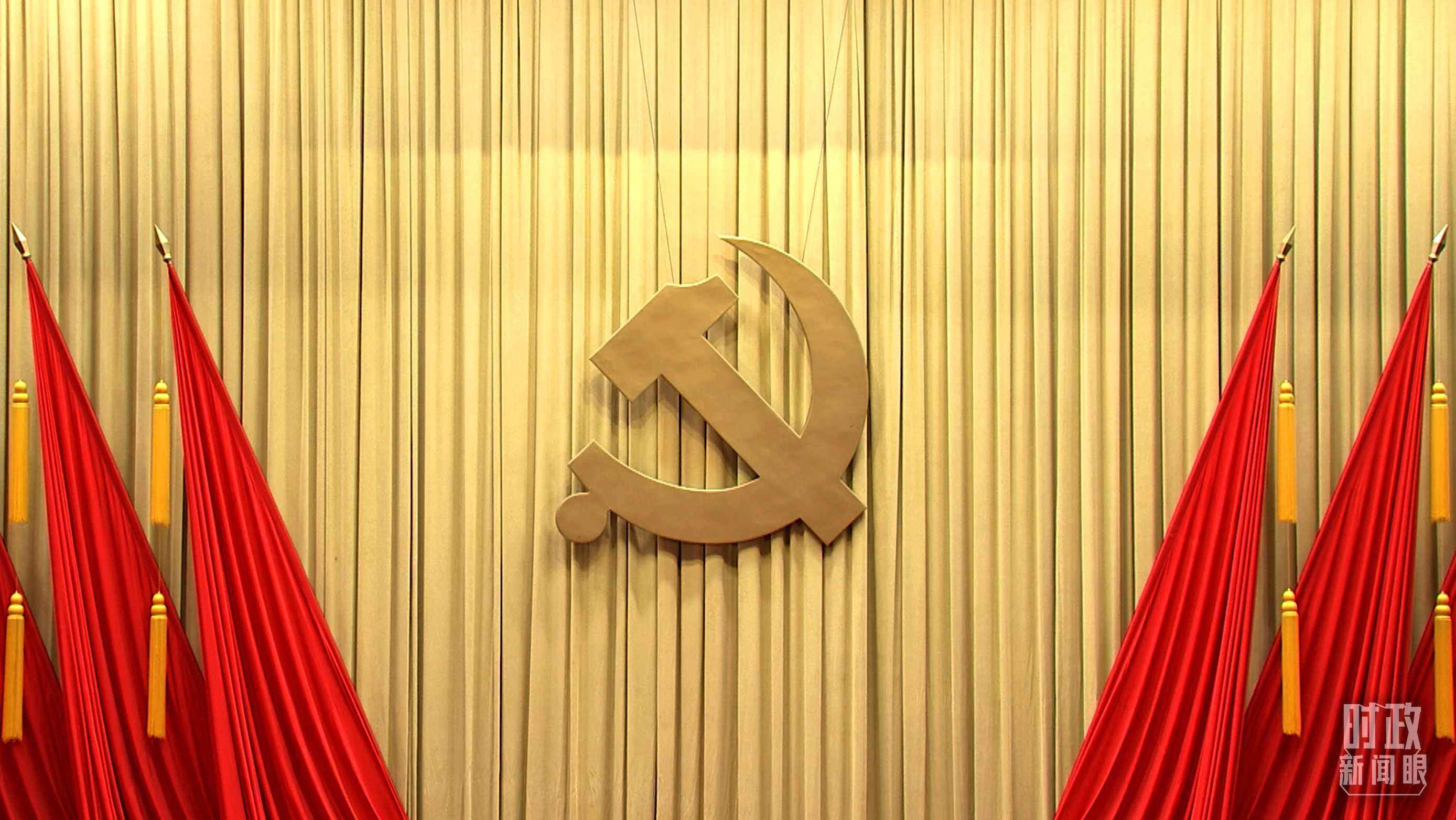△會(huì)場(chǎng)上莊嚴(yán)的黨徽。（總臺(tái)央視記者郭鴻拍攝）