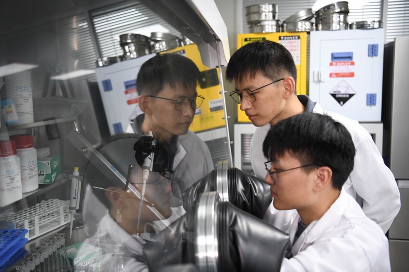 2022年10月19日，中國科學(xué)技術(shù)大學(xué)地球和空間科學(xué)學(xué)院研究員、青年教師郝記華（后）在實驗室與學(xué)生交流。