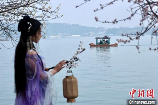 圖為游客在昆明湖畔游玩。<a target='_blank' data-cke-saved-href='/' href='/'><p align=