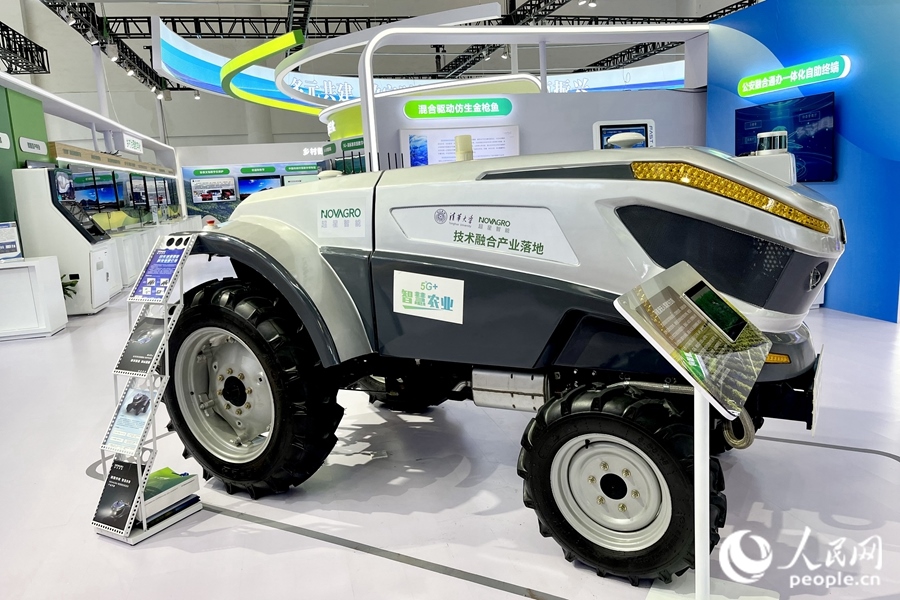 通過手機，就能指揮新能源無人駕駛拖拉機在田里作業(yè)。人民網(wǎng) 錢嘉禾攝