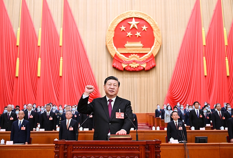 2023年3月10日，十四屆全國人大一次會議在北京人民大會堂舉行第三次全體會議。習近平全票當選為中華人民共和國主席、中華人民共和國中央軍事委員會主席。這是習近平進行憲法宣誓。