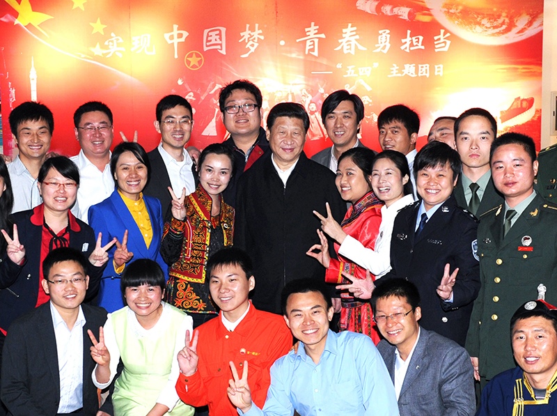 2013年5月4日，習(xí)近平總書(shū)記來(lái)到中國(guó)航天科技集團(tuán)公司中國(guó)空間技術(shù)研究院，同各界優(yōu)秀青年代表座談并發(fā)表重要講話。這是座談會(huì)前，習(xí)近平和在展廳參觀的優(yōu)秀青年代表合影。