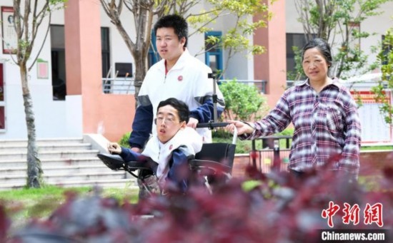 碰上天氣好，朱金祥就會利用休息時間，和鐘華強(qiáng)母親將其推出來賞賞花，曬曬太陽，呼吸一下外面的新鮮空氣。 卓忠偉 攝
