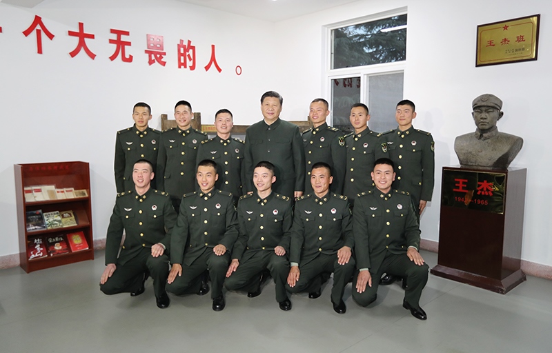 2017年12月13日，中共中央總書記、國家主席、中央軍委主席習(xí)近平到第71集團(tuán)軍視察。這是習(xí)近平同“王杰班”戰(zhàn)士合影。
