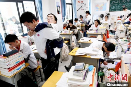 遇到鐘華強(qiáng)課堂上內(nèi)急，江西省南康中學(xué)北校區(qū)的高三學(xué)生朱金祥便會及時背著他前往衛(wèi)生間。 卓忠偉 攝