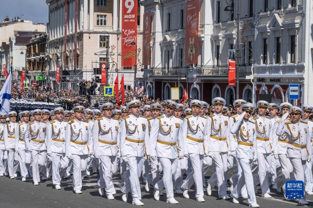 5月9日，在俄羅斯符拉迪沃斯托克市，軍人參加閱兵式。新華社發(fā)（郭飛洲攝）