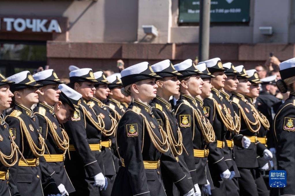 5月9日，在俄羅斯符拉迪沃斯托克市，軍人參加閱兵式。新華社發(fā)（郭飛洲攝）