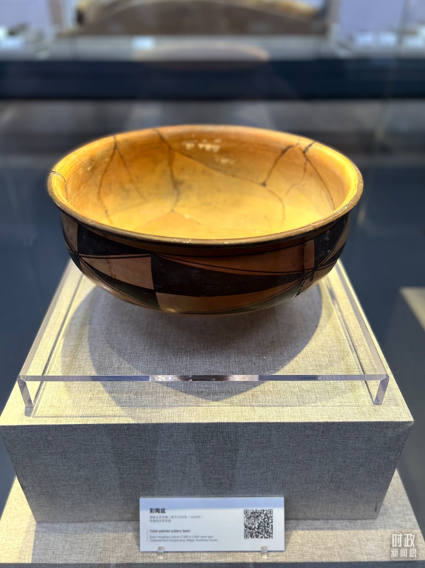 △運城博物館內(nèi)展出的仰韶文化早期的彩陶盆。（總臺央視記者邢彬拍攝）