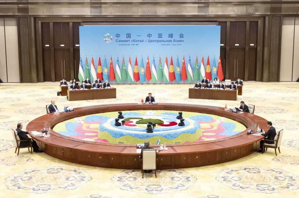 5月19日上午，國(guó)家主席習(xí)近平在陜西省西安市主持首屆中國(guó)－中亞峰會(huì)并發(fā)表題為《攜手建設(shè)守望相助、共同發(fā)展、普遍安全、世代友好的中國(guó)－中亞命運(yùn)共同體》的主旨講話。哈薩克斯坦總統(tǒng)托卡耶夫、吉爾吉斯斯坦總統(tǒng)扎帕羅夫、塔吉克斯坦總統(tǒng)拉赫蒙、土庫(kù)曼斯坦總統(tǒng)別爾德穆哈梅多夫、烏茲別克斯坦總統(tǒng)米爾濟(jì)約耶夫出席。新華社記者 丁海濤 攝