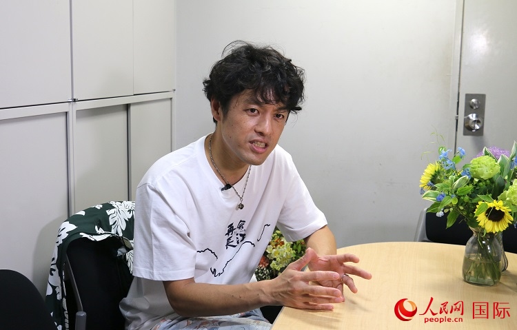 竹內亮接受人民網專訪。人民網 許可攝