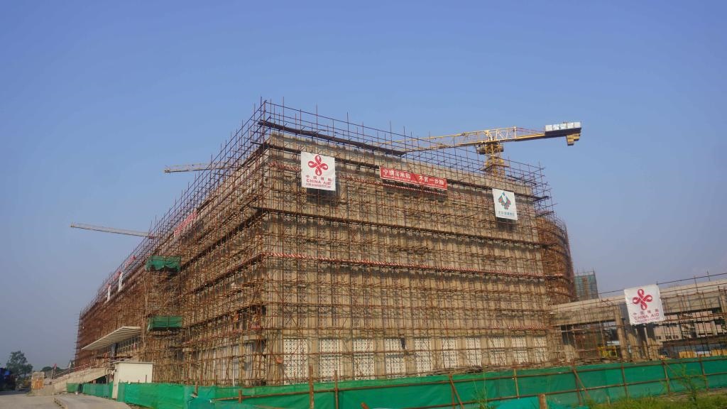 這是2023年5月23日在剛果（金）首都金沙薩拍攝的由中國援建的中部非洲文化藝術(shù)中心項目施工現(xiàn)場。