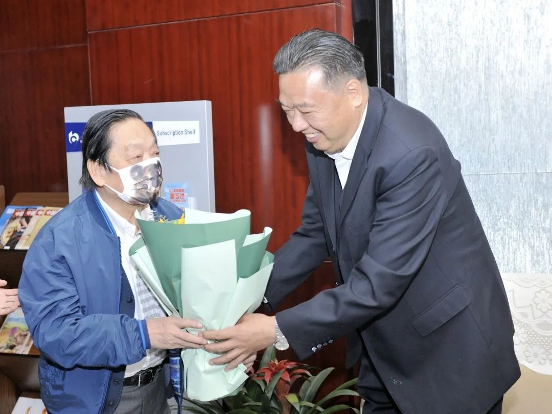 ▲青海省政協(xié)副主席、青海省林草局黨組書記、局長、祁連山國家公園青海省管理局局長李曉南在機(jī)場(chǎng)迎接韓美林