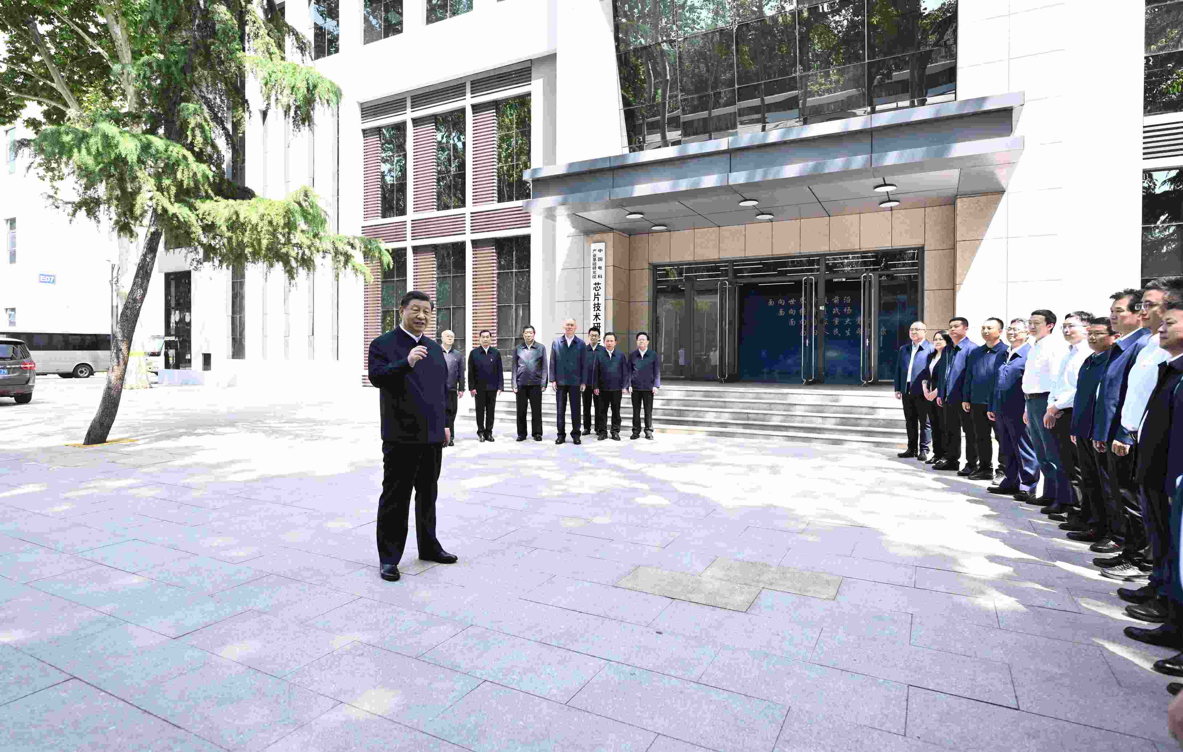 △2023年5月12日，習(xí)近平總書(shū)記在中國(guó)電科產(chǎn)業(yè)基礎(chǔ)研究院同科技工作者交流。