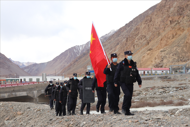 陳暢帶領(lǐng)民警巡邏。受訪者供圖